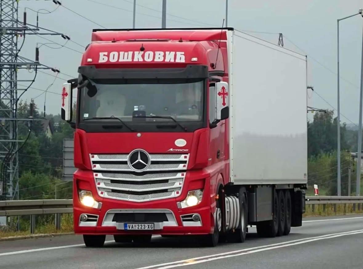 Crveni Mercedes-Benz Actros sa hladnjačom na putu